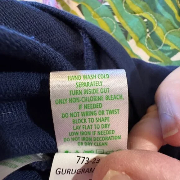 NWT Lilly Pulitzer "Lots of Love" Heart Sweatshirt - Navy ✨ Sz M - Picture 9 of 9